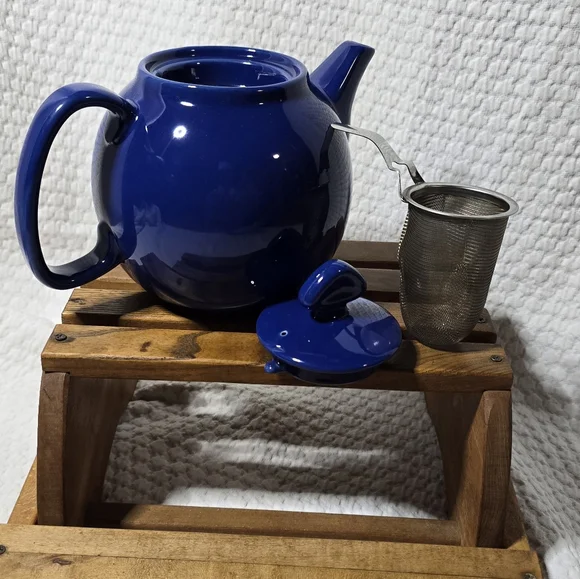 Chantal 1 1/2 qt Tea Pot with stainless steel tea steeper - Picture 3 of 5